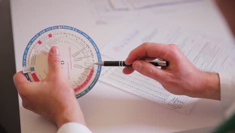 calculating gestational age with a pregnancy wheel