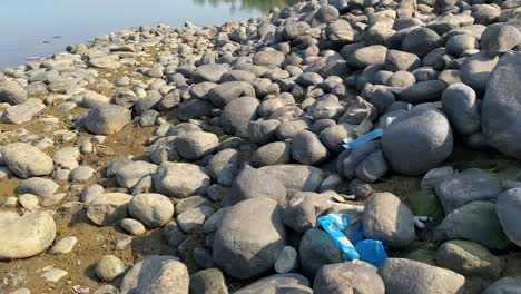 Orilla-Del-Río-Estropeada-Por-Desechos-Plásticos-Varados,-Contaminación