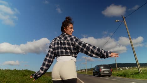 mujer caminando por un camino de campo