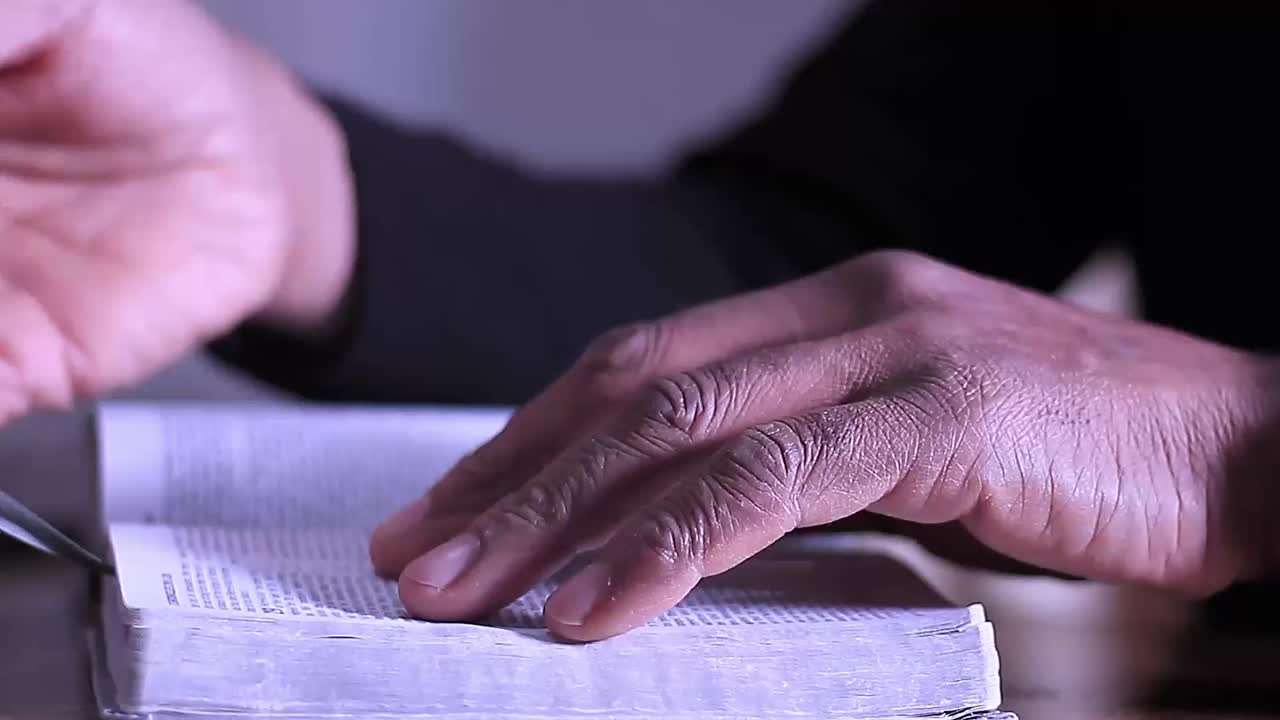 성경 위에 기도하는 손 스톡 비디오 스톡 영상