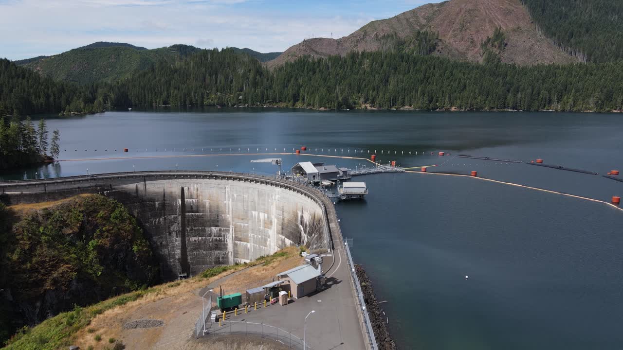 pasando lentamente sobre la pequeña presa en el lago kokanee, península olímpica, antena