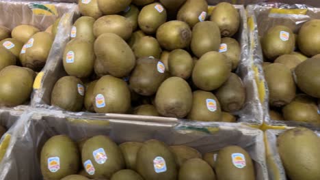 cajas de kiwis en un mercado vietnamita