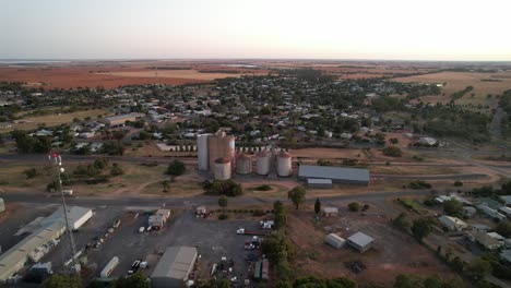 Antena-Hacia-El-Lago-Del-Mar-Pequeño-Pueblo-De-Campo-Amanecer-Victoria,-Australia