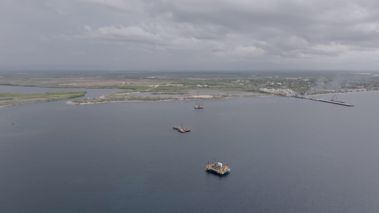 도미니카 공화국 해안 에 있는 해상 천연 가스 스테이션 주변 의 공중 사진