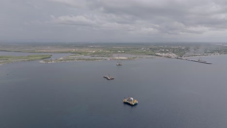 Luftaufnahme-Rund-Um-Eine-Offshore-Erdtankstelle-An-Der-Küste-Der-Dominikanischen-Republik