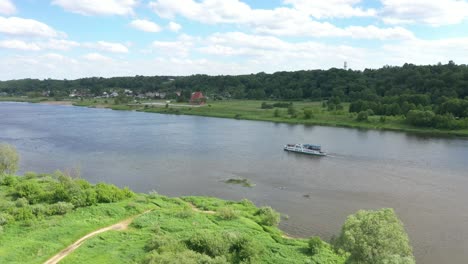 Fähre-Im-Fluss-Nemunas,-Kreis-Kaunas