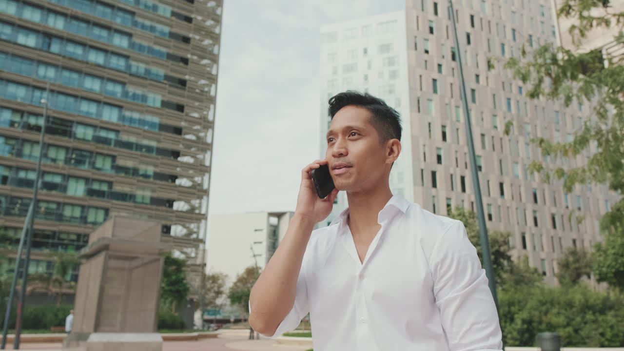 도시에서 전화하는 남자