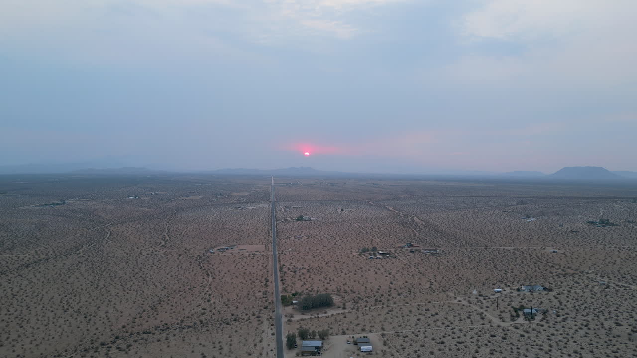 가까운 불과 연기가 생생한 은 하늘을 창조하는 저녁에 조슈아 나무 해가 지는 드론