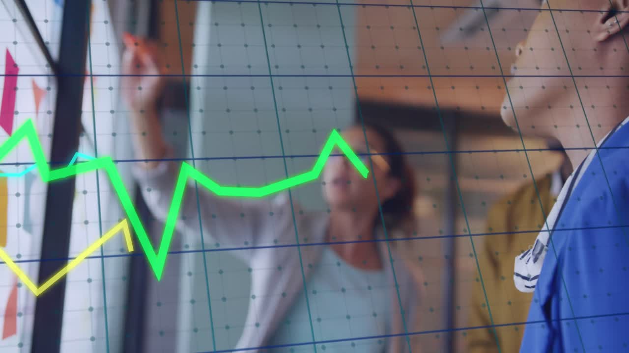 animación del procesamiento de datos sobre diversas personas de negocios en la oficina