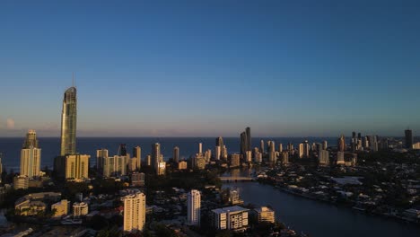 Vista-Aérea-De-La-Isla-De-Capri,-Suburbio-De-Queensland,-Y-El-Icónico-Horizonte-De-Gran-Altura-De-Gold-Coast