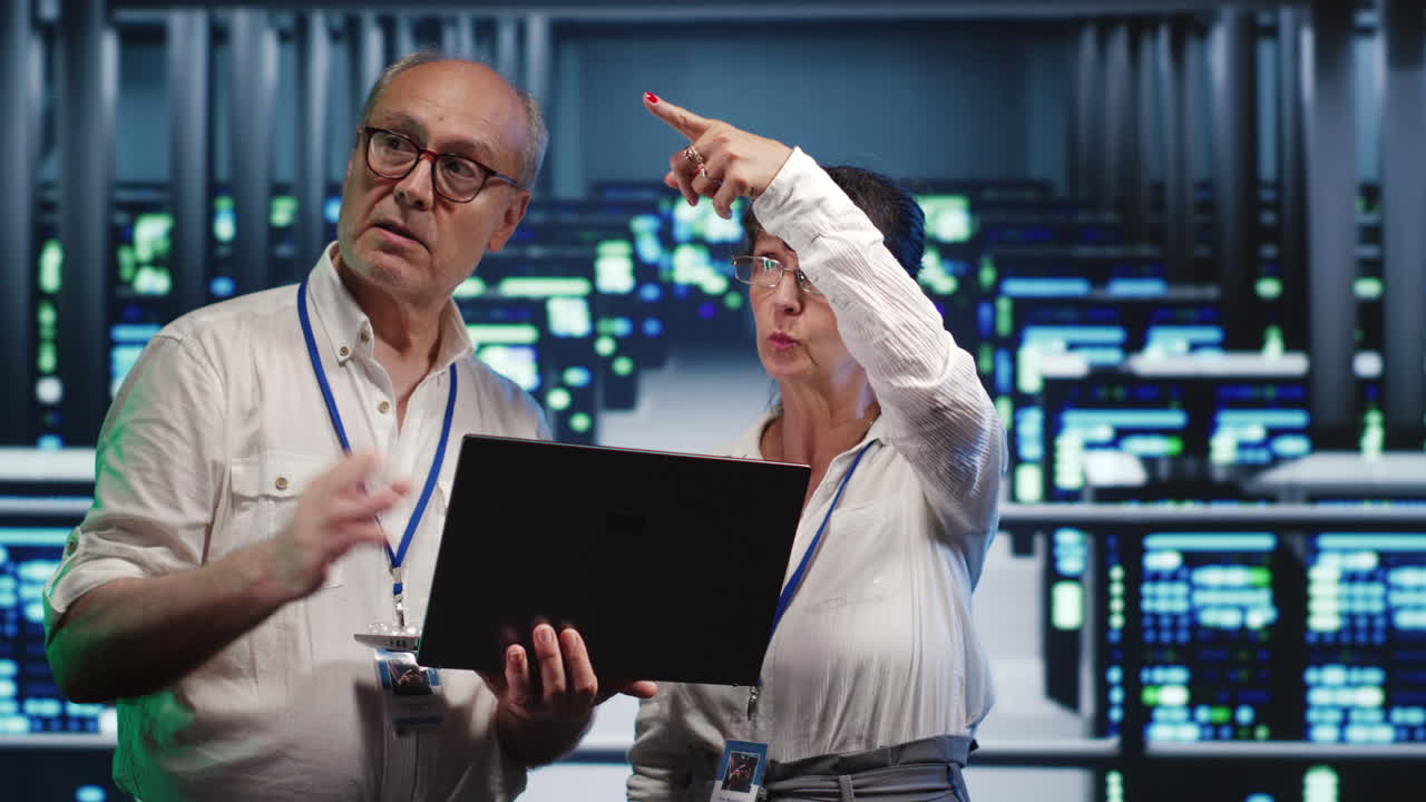 mecánicos de comprobación cruzada de las piezas del servidor