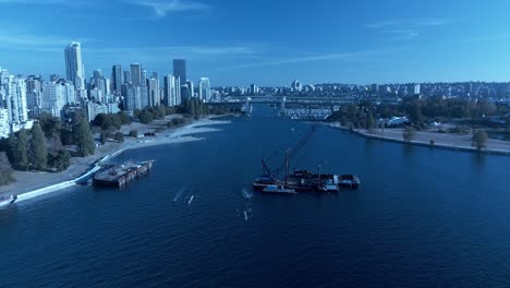 Vancouver-False-Creek-Otoño-2022-Dron-Aéreo-180-Grados-Sobrevuelo-4k-Isla-Granville-Malecón-Soleado-Caluroso-Día-Trabajo-Desmontar-Barco-De-Carga-Barge1-3