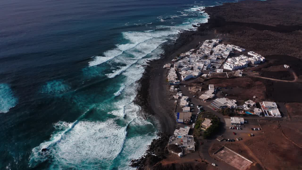 Veduta aerea con drone delle onde dell'oceano in un paesino di Lanzarote, nelle Isole Canarie