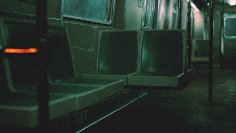 asientos vacíos en el metro