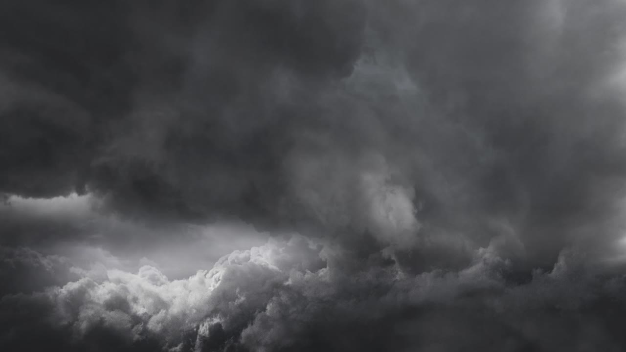 nubes de tormenta oscuras y relámpagos llamativos