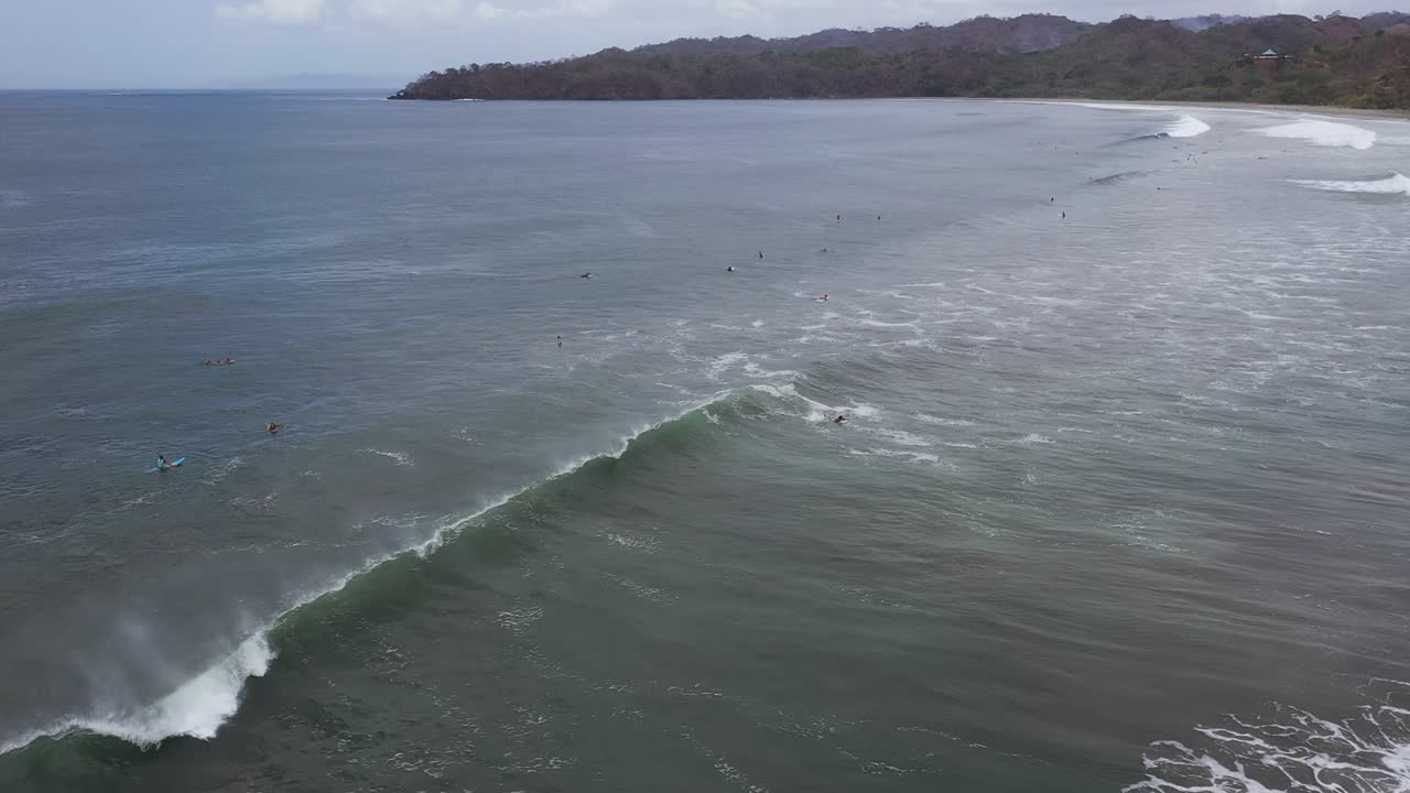 Ripresa aerea con drone di surfisti in mare a Panama.