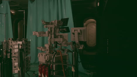 un robot médico futurista en una sala de operaciones
