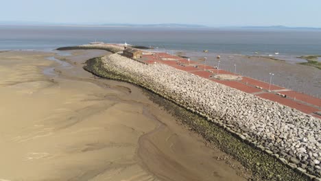 antena vista trasera morecambe ciudad costera muelle histórico edificio faro marea baja