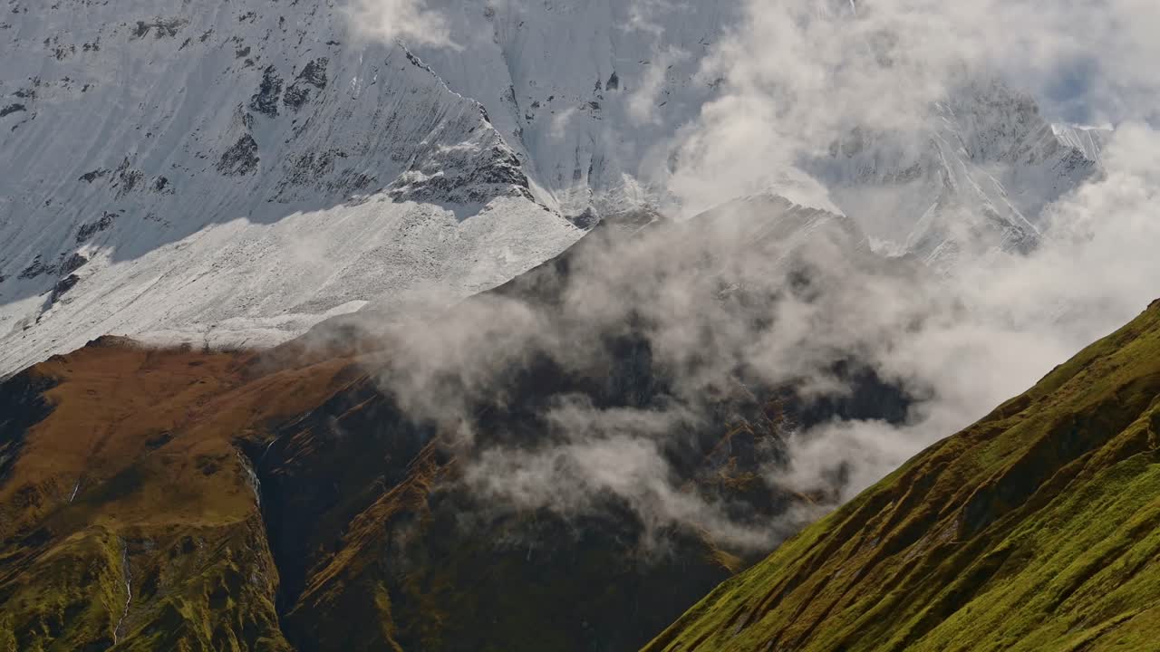 las montañas de annapurna timelapse en nepal, el himalaya paisaje de montaña el lapso de tiempo de las nubes que se mueven en un valle en un paisaje dramático en el campamento base de annapurna región de senderismo en una caminata