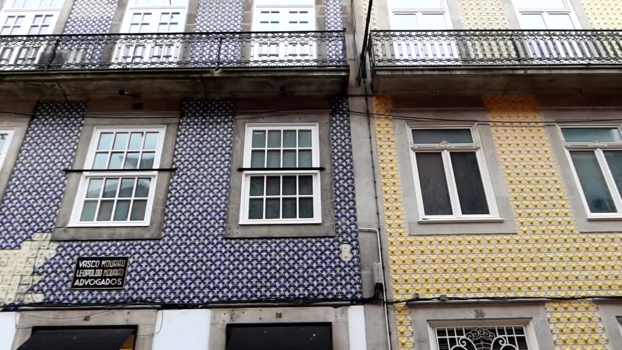 fachadas de edificios con azulejos azules y amarillos antiguos con diferentes patrones