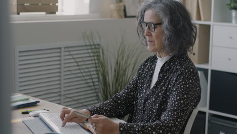 senior woman working at computer