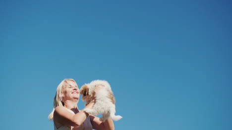 mujer salta con un cachorro