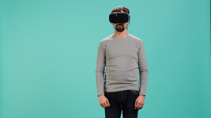 Uomo con visore per la realtà virtuale e interfaccia