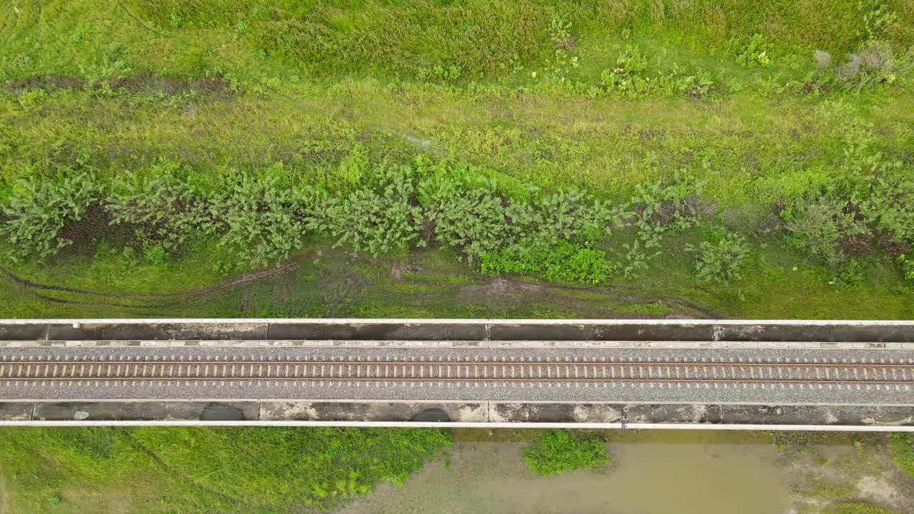 태국 사라부리에 있는 습지의 고가 철도를 보여주는 공중 상승 영상