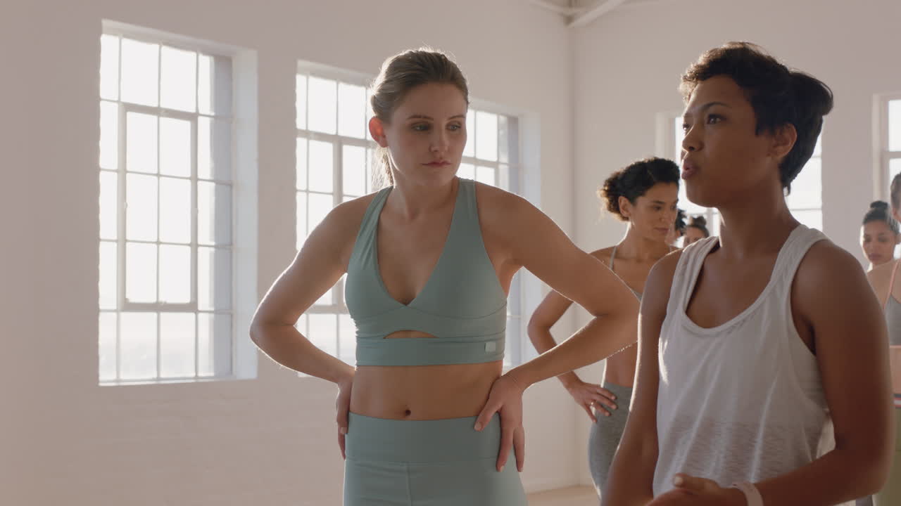 건강한 요가 여성들은 일출 때 피트니스 스튜디오에서 대화를 나누는 라이프스타일을 공유하는 피트니스 강사와 이야기를 나누고 있습니다.