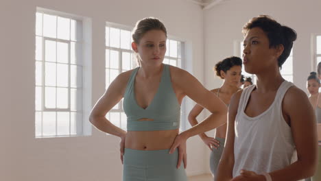 mujeres de yoga saludables charlando con un instructor de fitness compartiendo su estilo de vida conversando en un gimnasio al amanecer