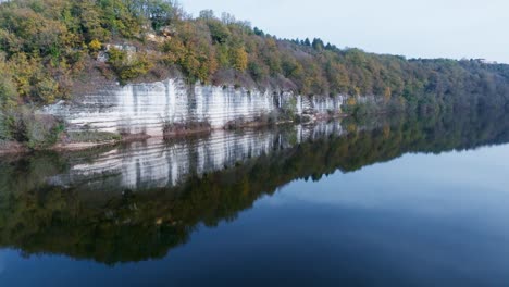 Drohnenflug-über-Wasser-Zu-Einer-Kalksteinklippe-In-Der-Dordogne---Frankreich