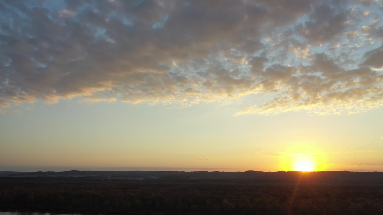 amanecer sobre un paisaje fluvial