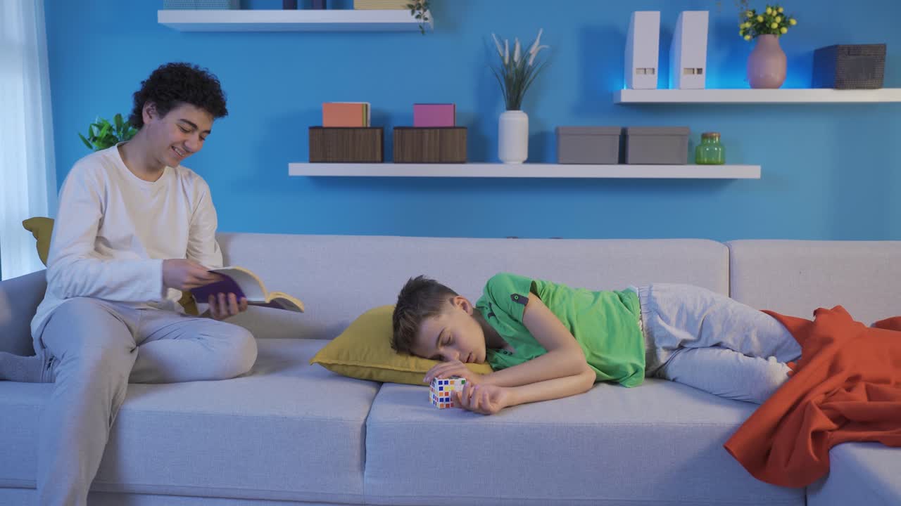 잠들어 있는 남동생을  ⁇ 고 있는 남동생.