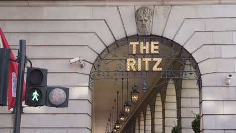 Cerca-Del-Cartel-Fuera-Del-Hotel-Ritz-En-Piccadilly-En-Londres,-Reino-Unido-3