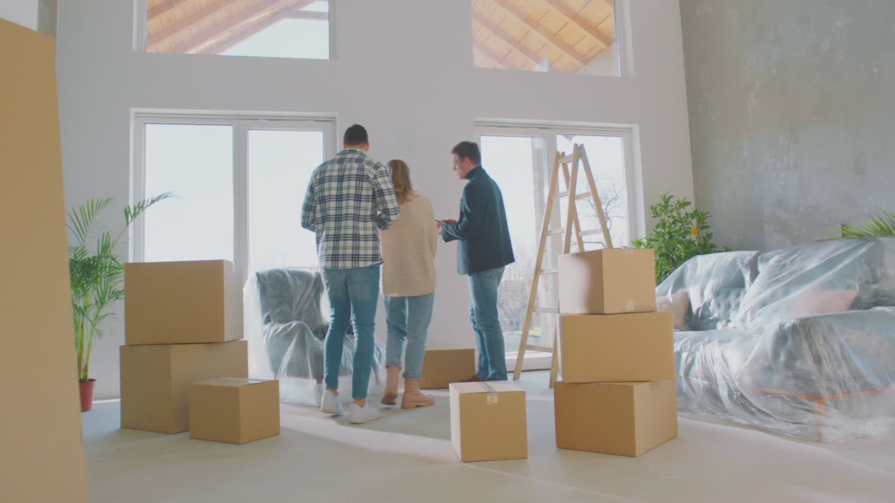 agente de vivienda que muestra un apartamento nuevo