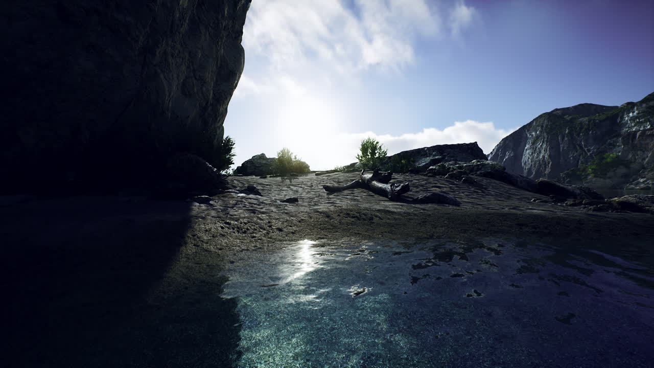 바위 절벽 근처에 있는 작은 모래 바다 해변