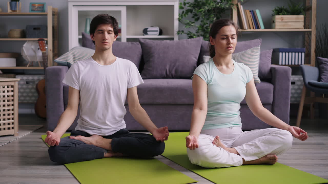pareja meditando en casa