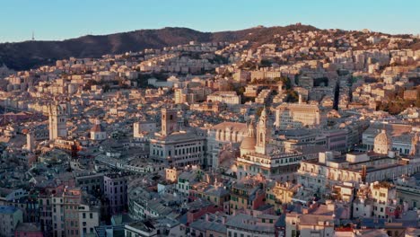 Puesta-De-Sol-Aérea-Sobre-Plazas,-Palacios-Y-Edificios-Históricos-En-Génova,-Liguaria