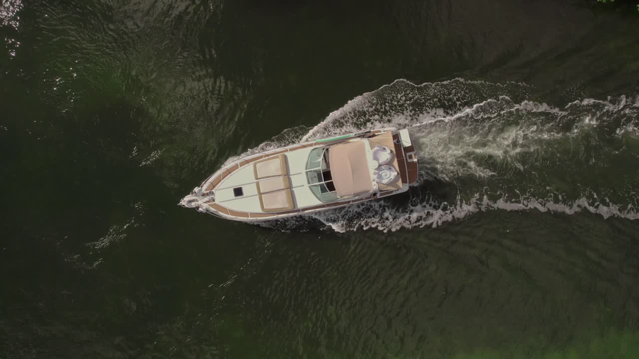 drone top shot de barco de velocidad navegando sobre el río en la jungla de costa rica