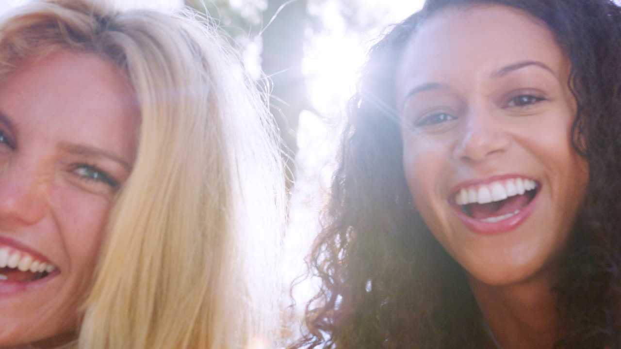 시골 에서 하이킹 모험 을 하는 젊은 친구 들 의 초상화