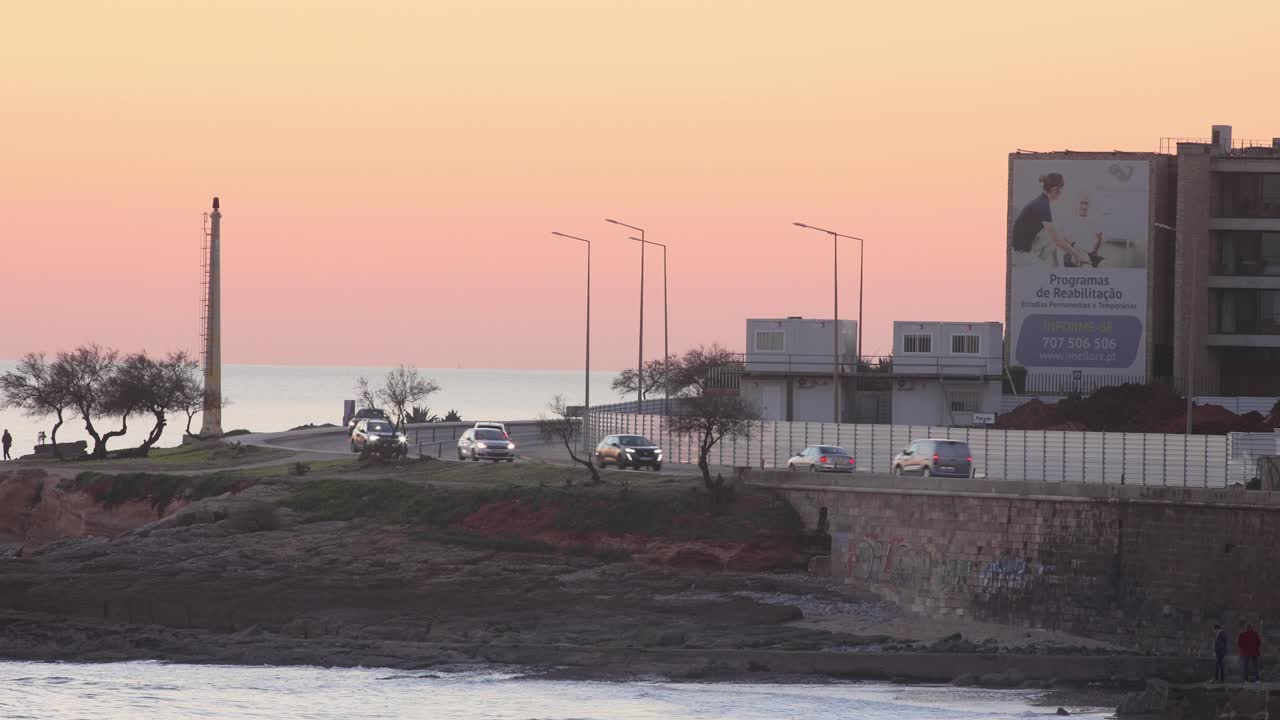 보라색 해가 지는 하늘 아래 카스케이스에서 움직이는 자동차