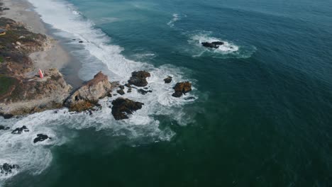 Toma-De-Drones-De-Olas-Tropicales-Chocando-Contra-La-Costa-Rocosa-De-México