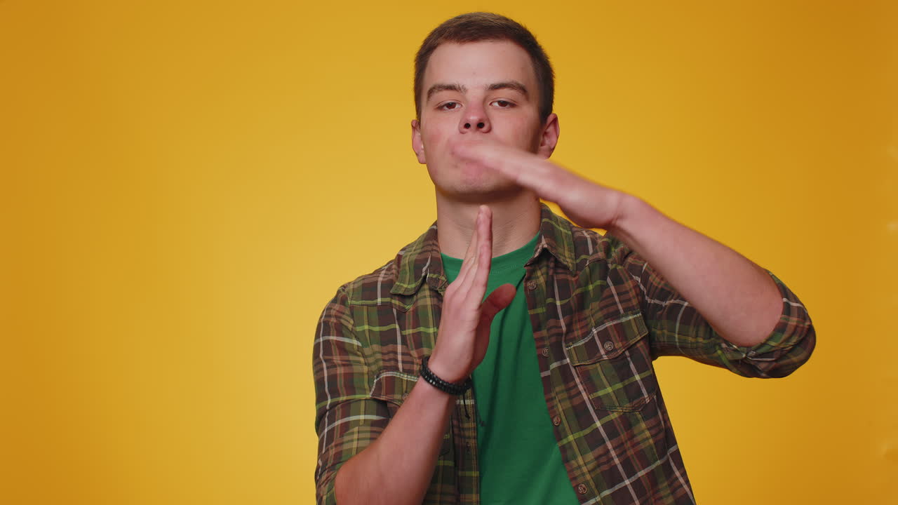 cansado en serio molesto hombre mostrando tiempo de espera gesto, límite stop break señal sin presión necesito más tiempo