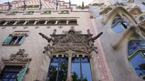 vergrößern sie gaudi's casa amatller fenster in barcelona, spanien