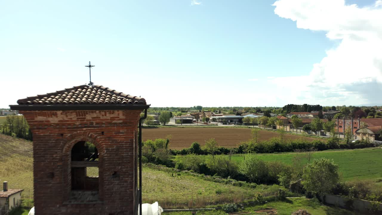 이탈리아 소치노 에 있는 교회 산타 마리아 델레 그레시오 의 지붕 위 를 날아다니는 - 드론 촬영
