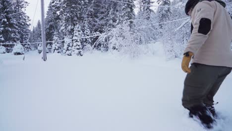hombre caminando en la nieve profunda en indre fosen, noruega - ancho