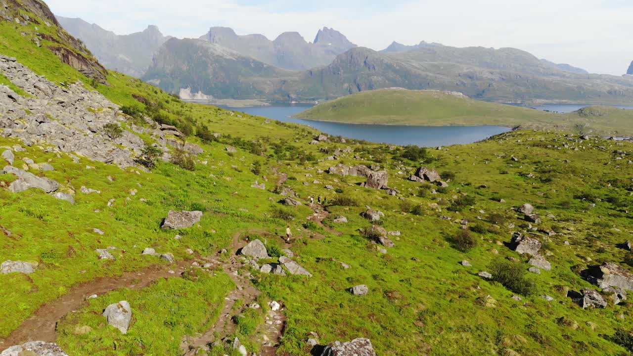아래 계곡을 향해 산길을 내려가는 등산객들의 조감도
