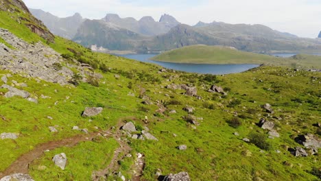 vista aérea de los excursionistas que descienden por un sendero de montaña hacia el valle de abajo