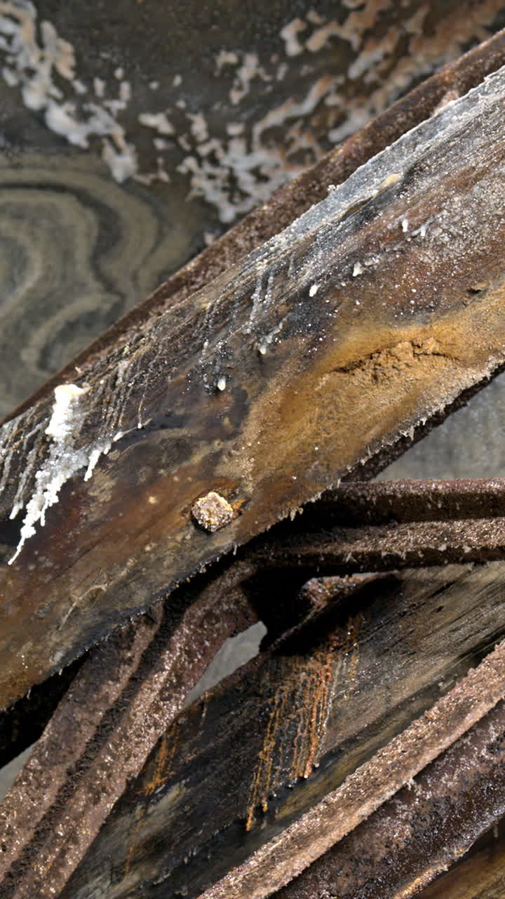 Storico sistema di ascensore in legno e macchinari arrugginiti all'interno della miniera di sale di Turda in Romania. Verticale