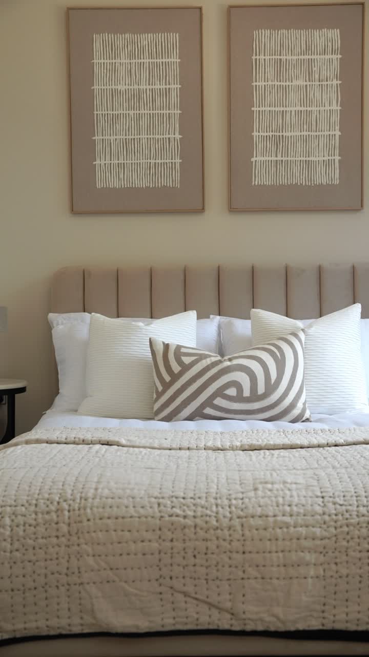 Camera da letto boho di lusso con arredamento accogliente e ambiente caldo, che invita al relax